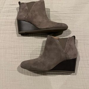 NWOT!! Never been worn Vionic Paloma grey wedge Booties size 9